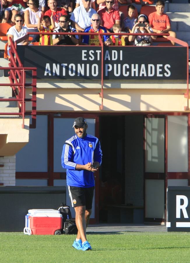 Más de 2.000 aficionados acuden al entrenamiento del Valencia en Paterna