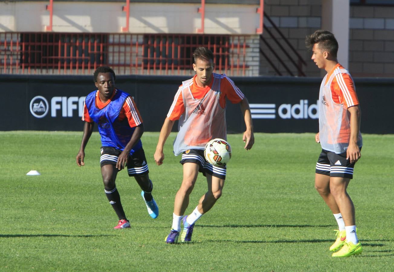 Más de 2.000 aficionados acuden al entrenamiento del Valencia en Paterna