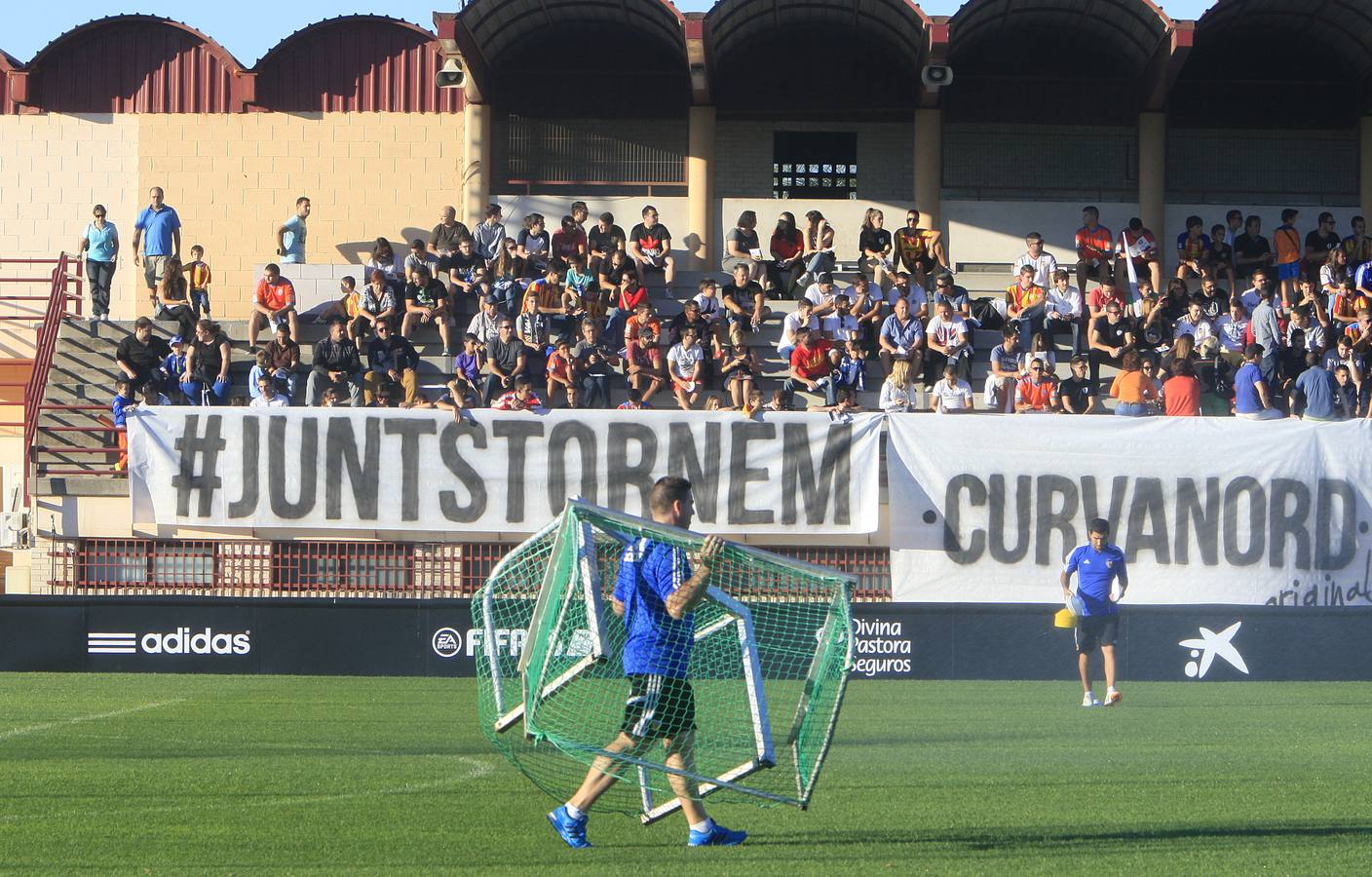 Más de 2.000 aficionados acuden al entrenamiento del Valencia en Paterna