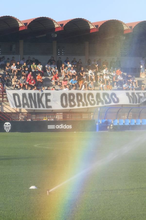 Más de 2.000 aficionados acuden al entrenamiento del Valencia en Paterna