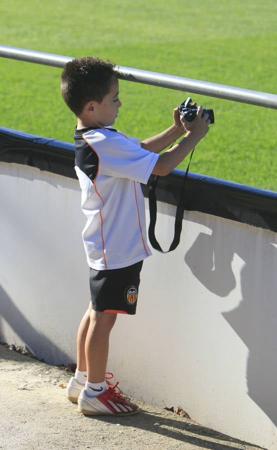 Más de 2.000 aficionados acuden al entrenamiento del Valencia en Paterna