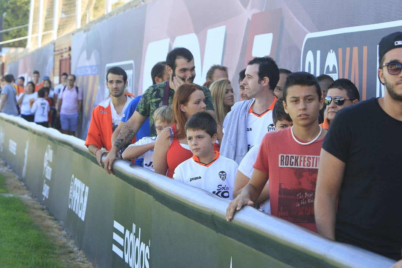 Más de 2.000 aficionados acuden al entrenamiento del Valencia en Paterna