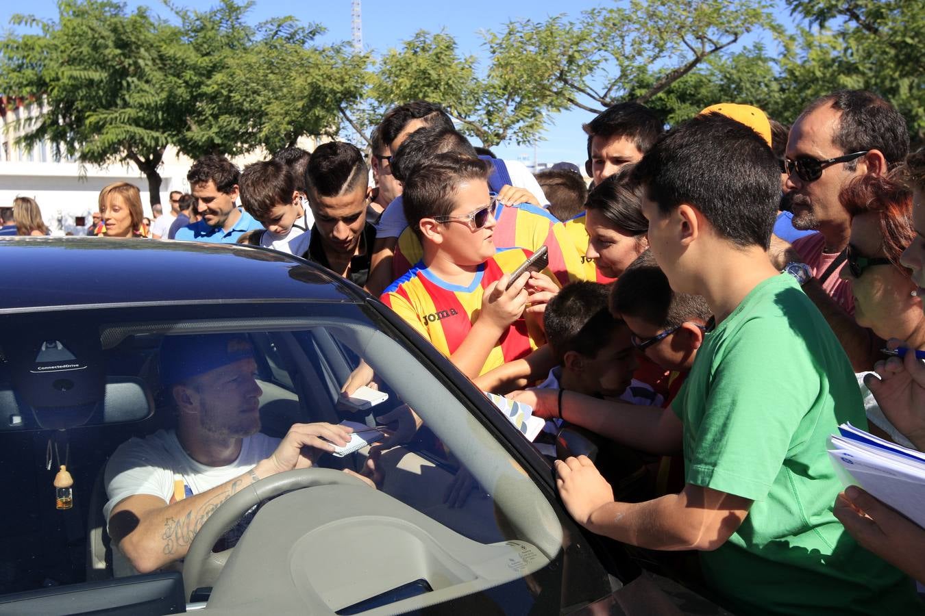 Más de 2.000 aficionados acuden al entrenamiento del Valencia en Paterna