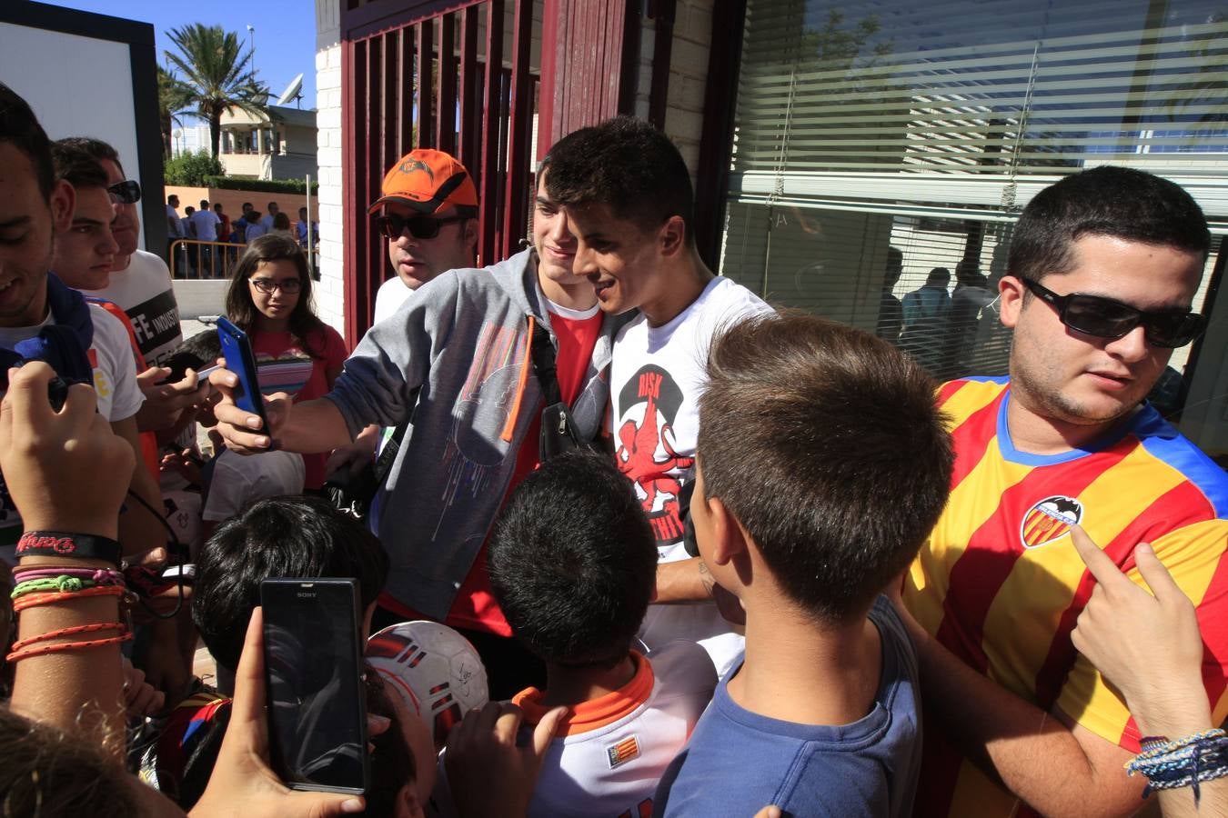 Más de 2.000 aficionados acuden al entrenamiento del Valencia en Paterna