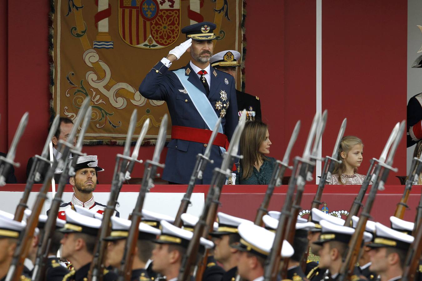 Los Reyes presiden su primer desfile de la Fiesta Nacional