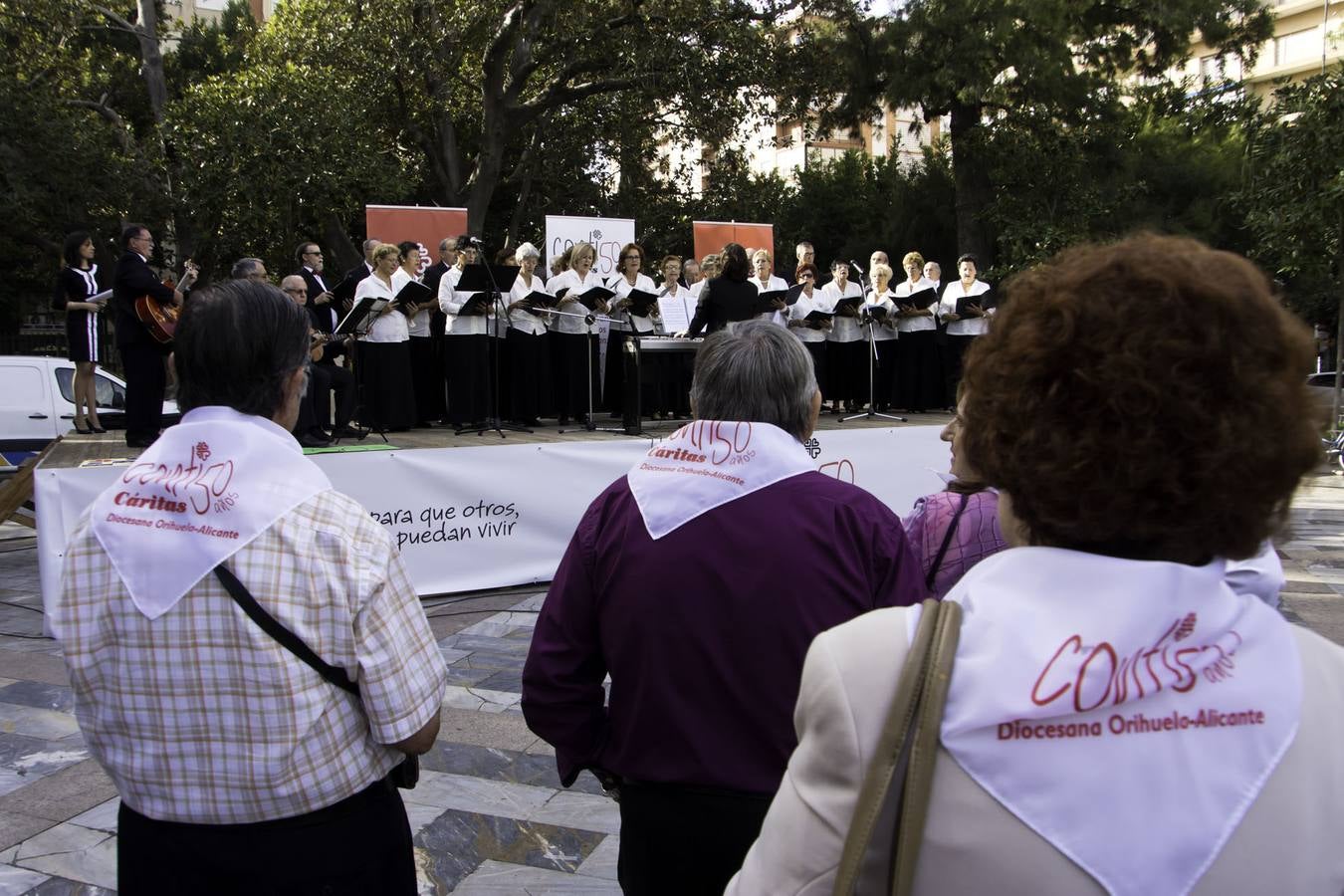 Acto de Cáritas en la glorieta de Orihuela