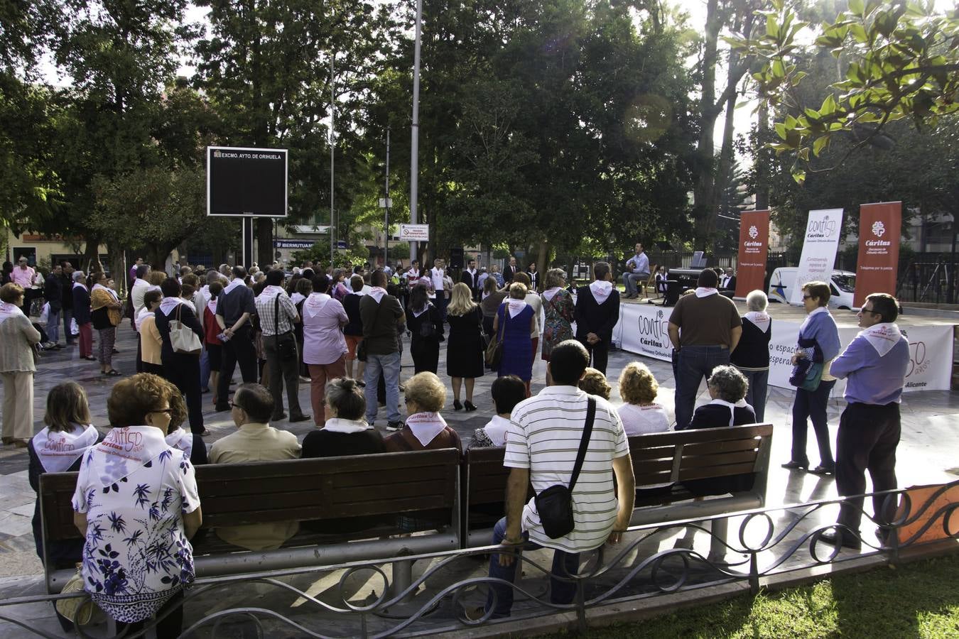 Acto de Cáritas en la glorieta de Orihuela