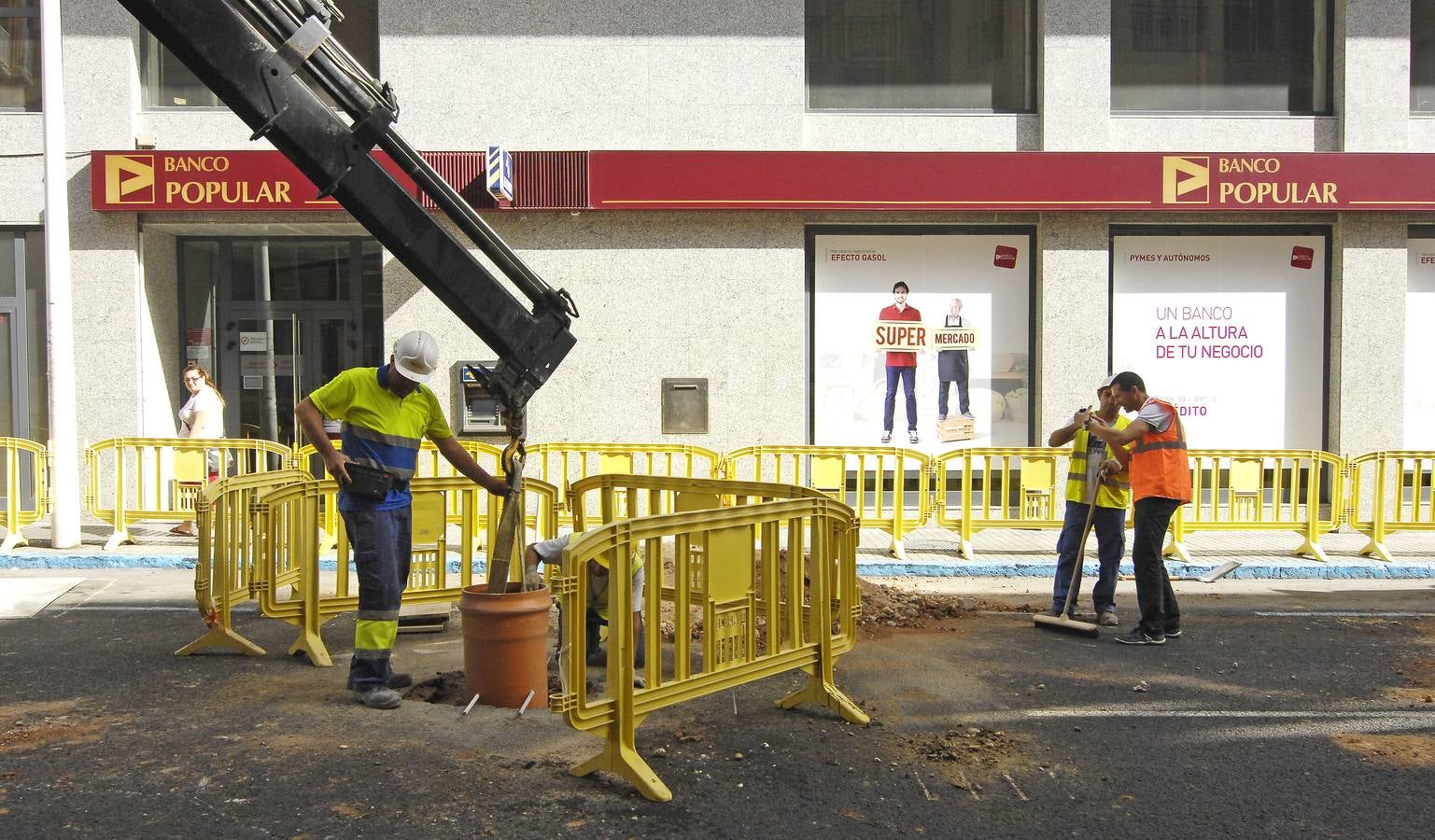 Sellan con hormigón el túnel del Banco Popular de Elche