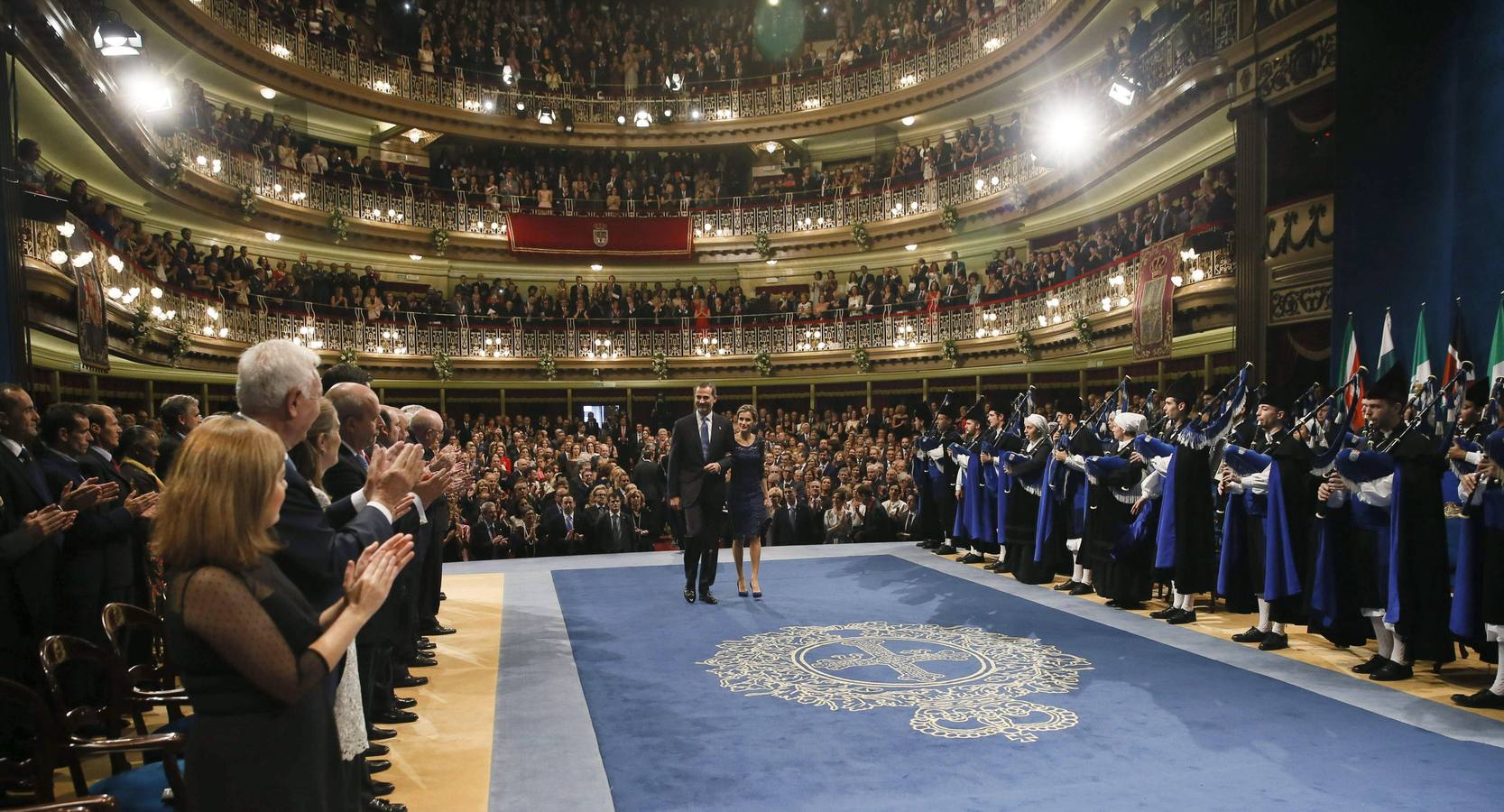 Los Reyes de España, a su llegada a la ceremonia de entrega de los Premios Príncipe de Asturias 2014.