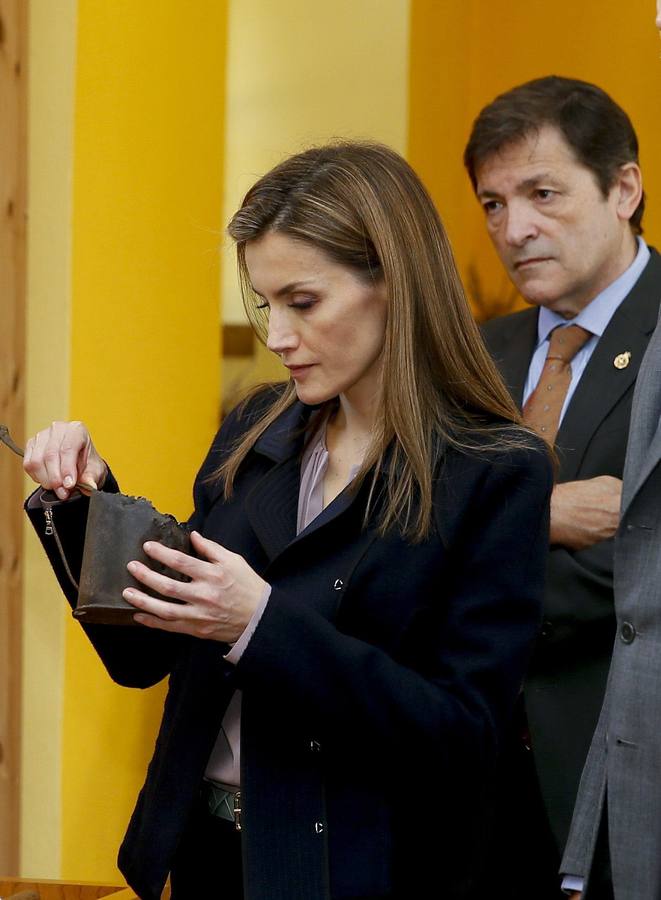 La reina Letizia, junto al presidente del Principado, Javier Fernández, durante la visita realizada a la Casa de la Apicultura.