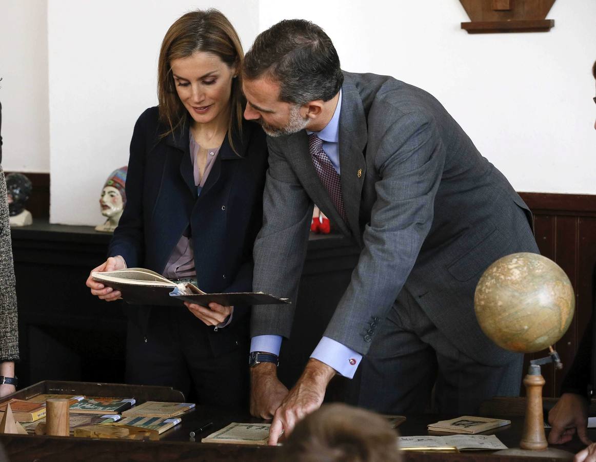 Los reyes Felipe y Letizia, en las Escuelas Graduadas de Boal.