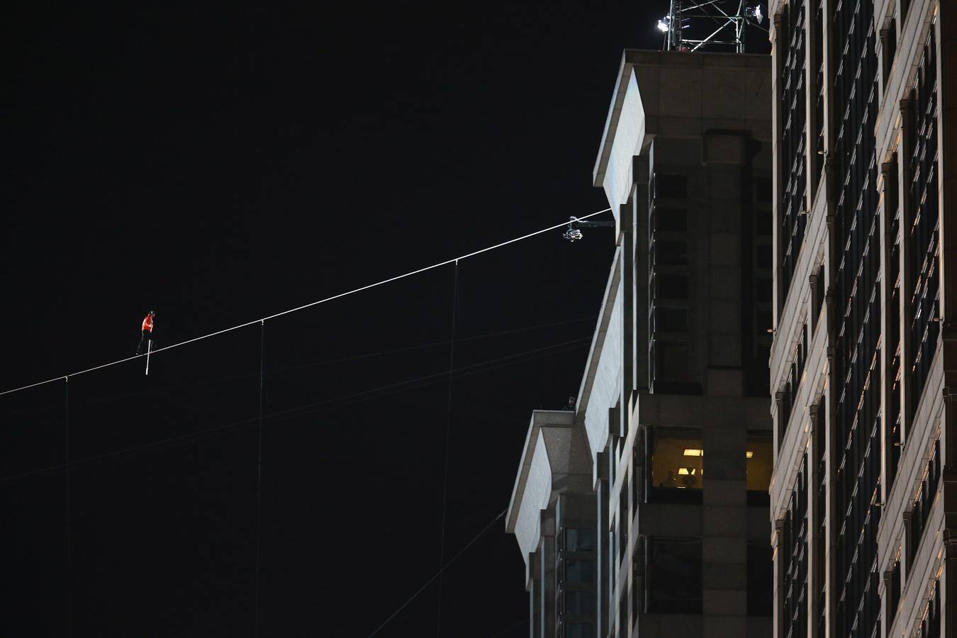 Nik Wallenda camina entre dos rascacielos con los ojos vendados