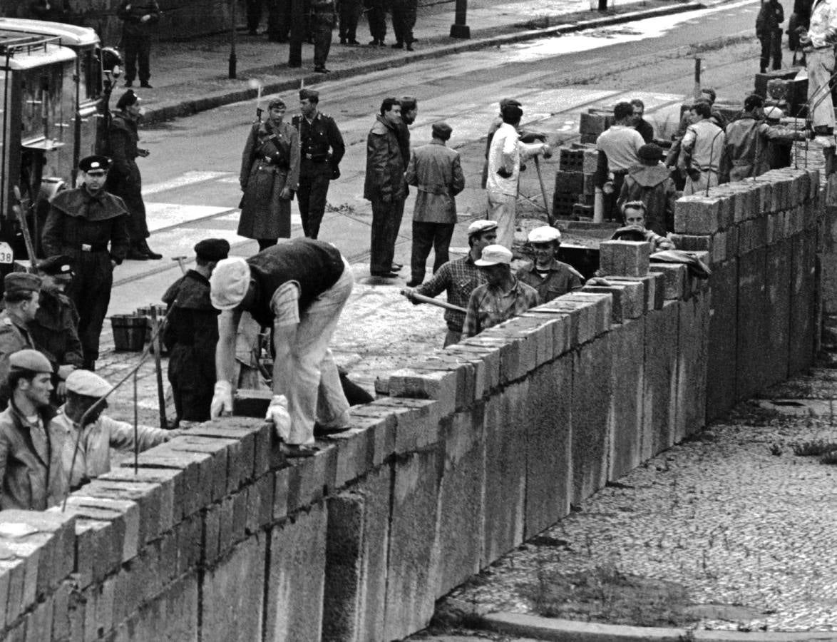 El 13 de agosto de 1961 comenzaron a levantarse las barreras y a cortarse las comunicaciones entre la parte oriental y la occidental de Alemania.