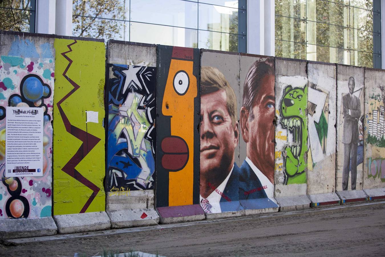 Diez paneles que separaron Berlín entre 1961 y 1989 llegaron a Los Angeles después de un largo viaje en barco y fueron instalados al frente del Museo de Arte Contemporáneo.