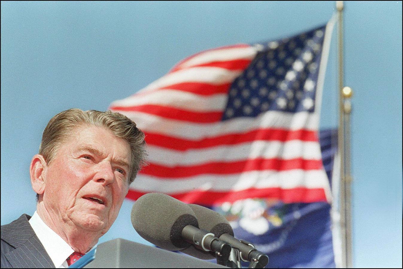 Ronald Reagan. ¨Tear down this wall¨… Las palabras del presidente norteamericano Ronald Reagan dirigidas al ministro soviético Mijail Gorbachov llenaron de sorpresa a ambos bandos, quienes vieron en este discurso, pronunciado en Berlín en el año 1987, el inicio del fin de la guerra fría.