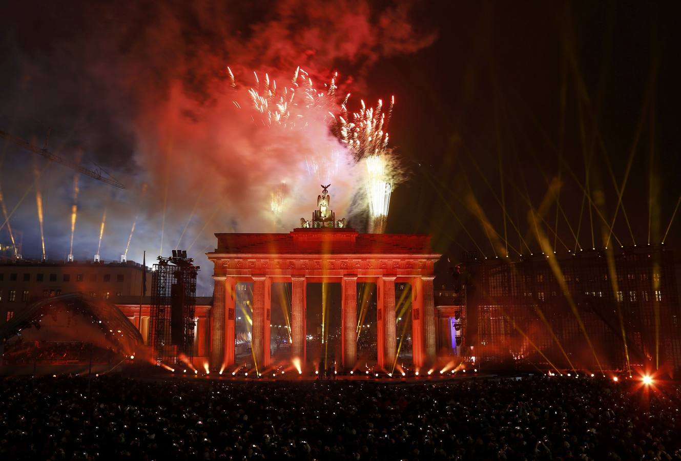 El cielo de Berlín se ilumina para festejar la caída del Muro hace 25 años