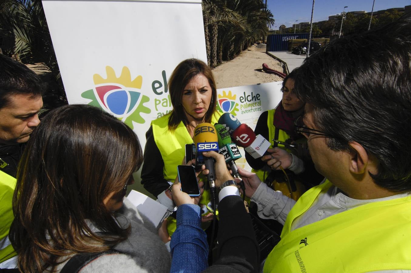 Mercedes Alonso visita las obras del Parque Aventura