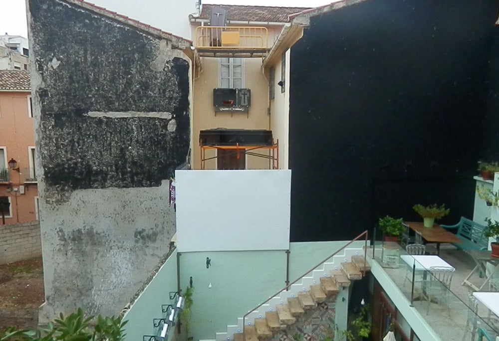 Ataúdes en una terraza de Dénia para intimidar a clientes de un restaurante