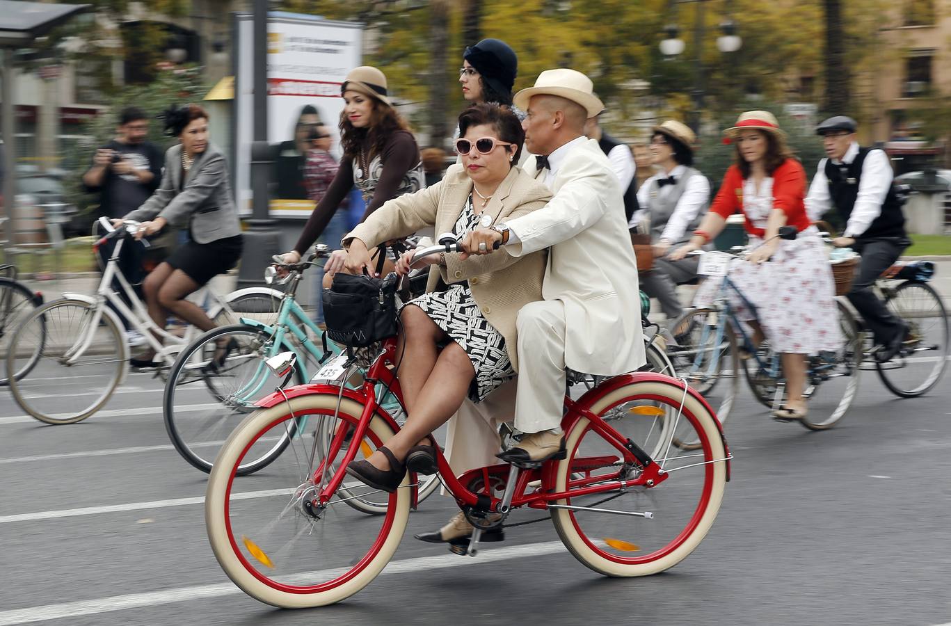 Bicicletas &#039;vintage&#039; recorren el centro de Valencia