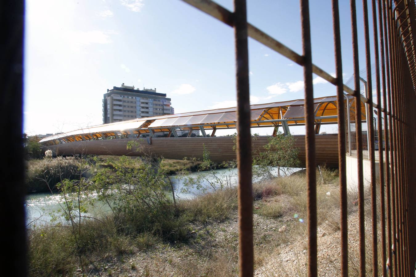 La pasarela de la Fórmula 1 en el Grao, en ruinas