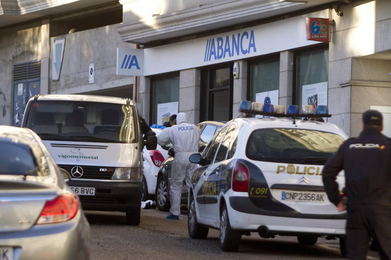 Una agente y un atracador, muertos en el asalto a un banco