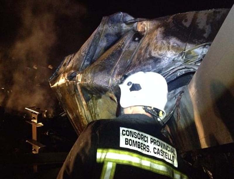 Cortan 8 horas la CV-10 tras chocar un camión contra un panel de señalización