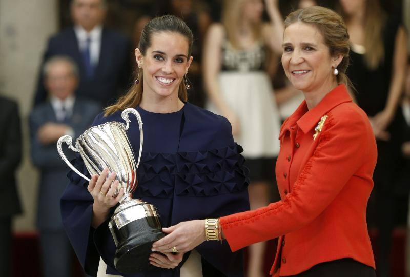 La capitana del equipo nacional de natación sincronizada, Ona Carbonell, recibe de manos de la infanta Elena el premio Infanta de España.