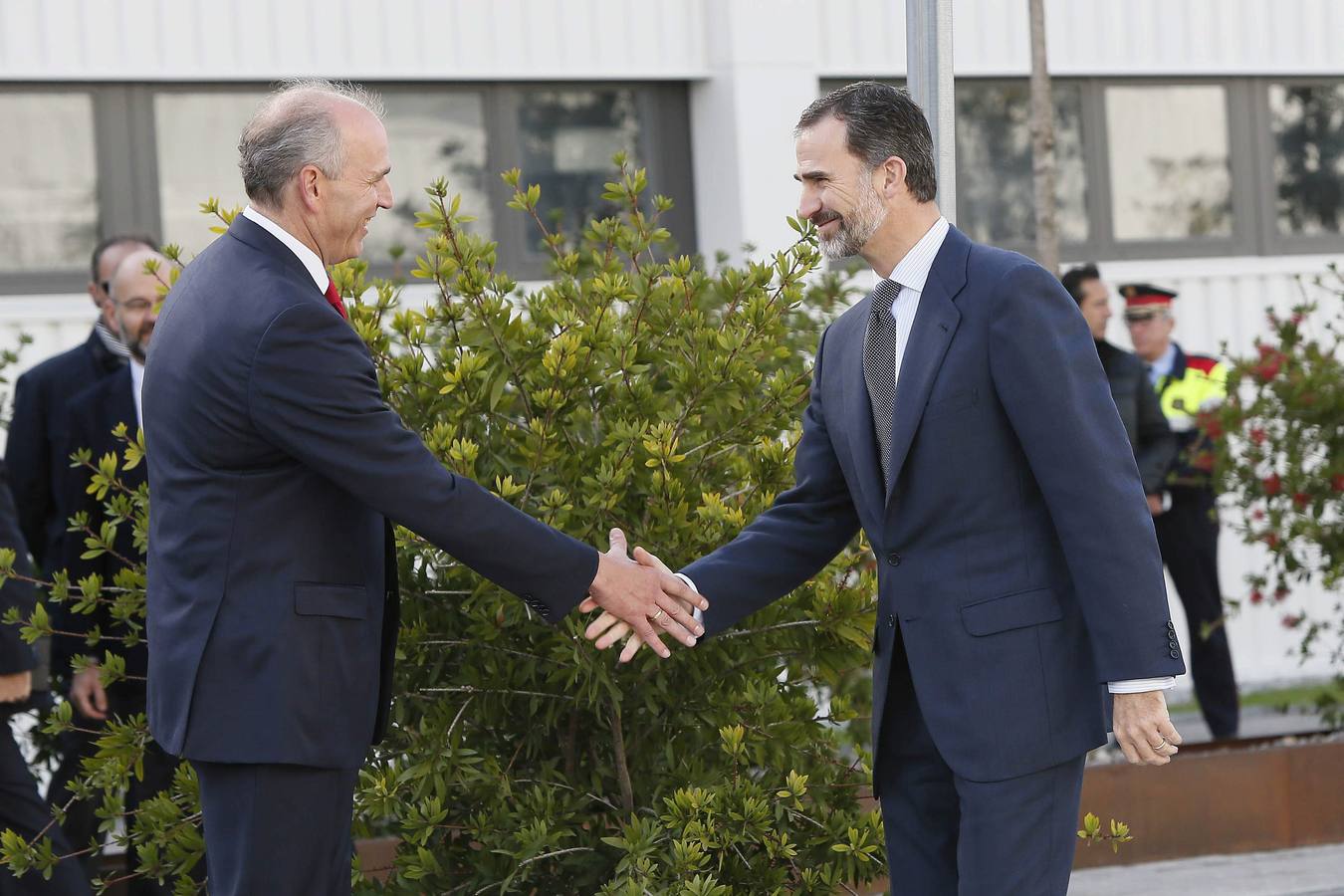 Saludo al presidente de Seat. El presidente de Seat, Jürgen Stackmann (i), salud al rey Felipe VI , a su llegada a la planta de Seat en Martorell