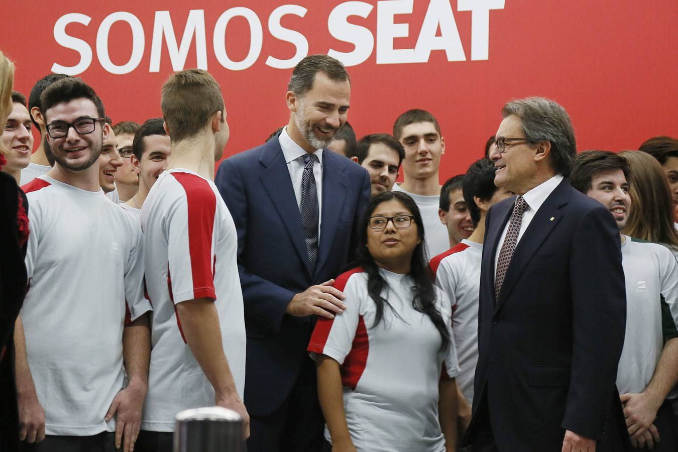 Bromas con los trabajadores. El rey Felipe VI y el presidente de la Generalitat, Artur Mas (d), posan con jóvenes trabajadores de la factoría Seat de Martorell