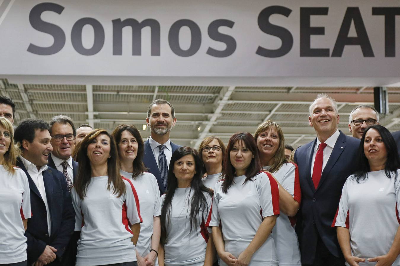 El Rey, con los trabajadores. El rey Felipe VI , el presidente de la Generalitat, Artur Mas, y el presidente de Seat, Jürgen Stackmann posan con jóvenes trabajadores de la factoría de Martorell