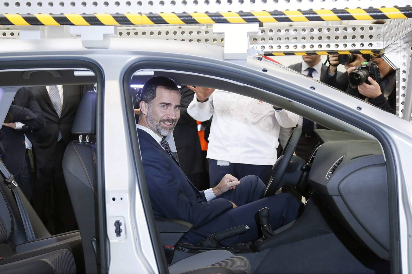 El Rey, en la cadena de montaje. l rey Felipe VI , sentado en el interior de uno de los vehículos de la cadena de montaje y calidad durante su visita hoy a la planta de Martorell