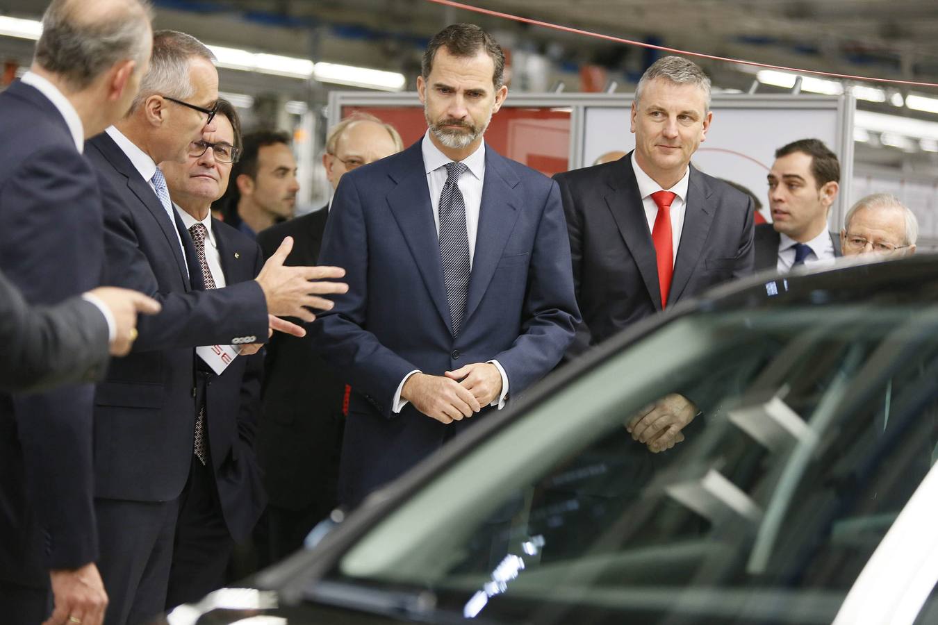 Explicaciones en la cadena de montaje. El rey Felipe VI , el presidente de la Generalitat, Artur Mas, el ministro de Industria José Manuel Soria, la delegada del Gobierno, Llanos de Luna y el presidente del consejo de administración de Seat, Francisco Javier García Sanz, escuchan las indicaciones de personal de la factoría de Martorell