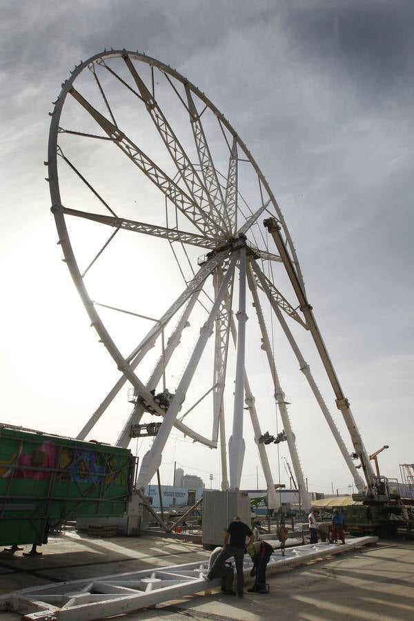 Feria de Navidad. El montaje de la noria de la Feria de Navidad, hace unos días.