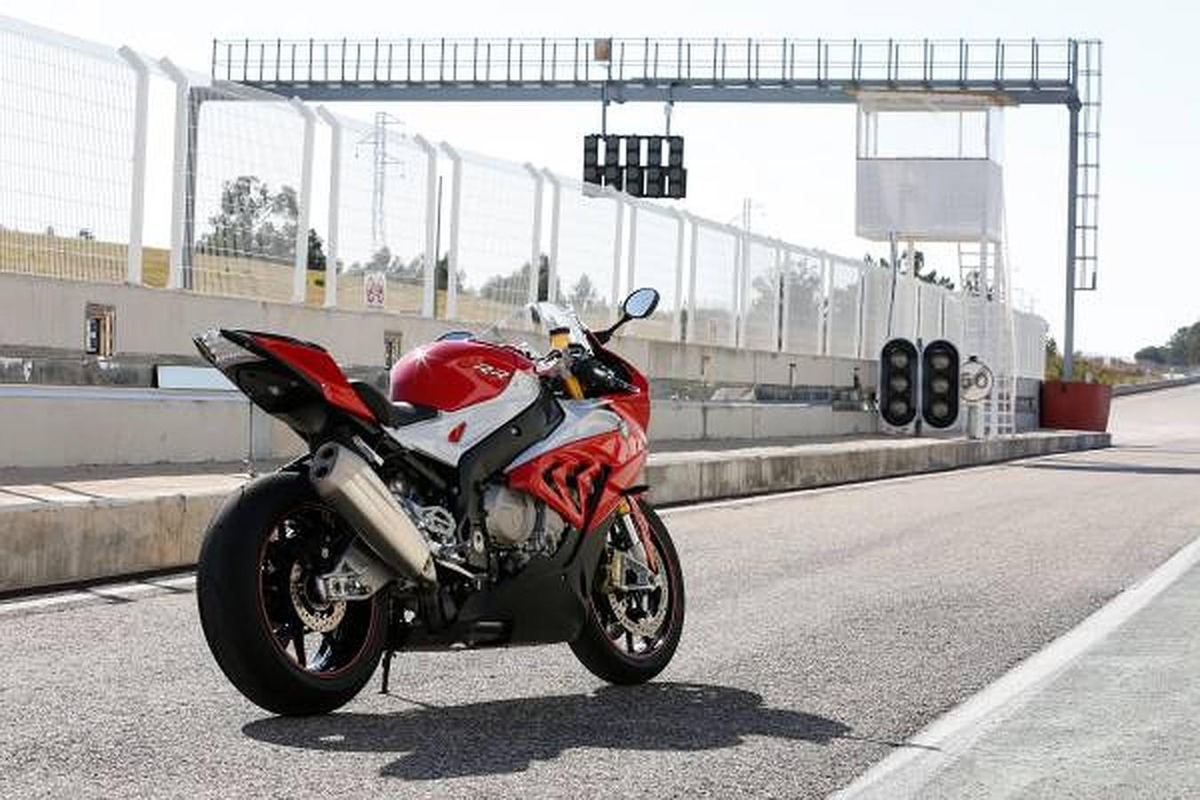 La nueva S1000RR de BMW mejora potencia, prestaciones y renueva su diseño.