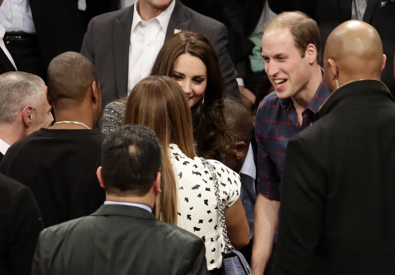 Saludo a Beyoncé. Los duques de Cambridge, el príncipe Guillermo y su esposa Catalina saludan a la cantante Beyonce y al rapero Jay-Z