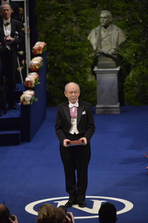 Isamu Akasaki, Nobel de Física. ESTOCOLMO (SUECIA). El japonés Isamu Akasaki posa con el Nobel de Fïsica por inventar el diodo azul junto a Shuji Nakamura e Hirosi Amano