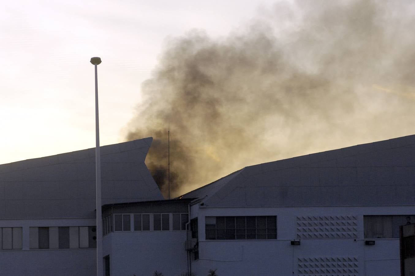 Incendio en una nave junto al Travalón