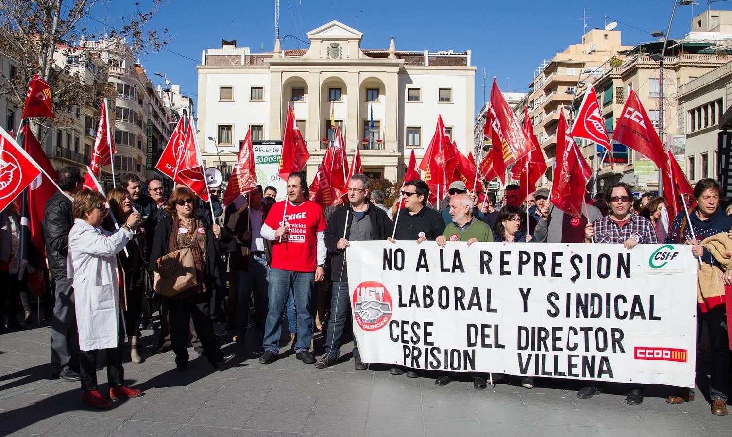 Los sindicatos exigen el cese del director de la cárcel de Villena por «autoritario»