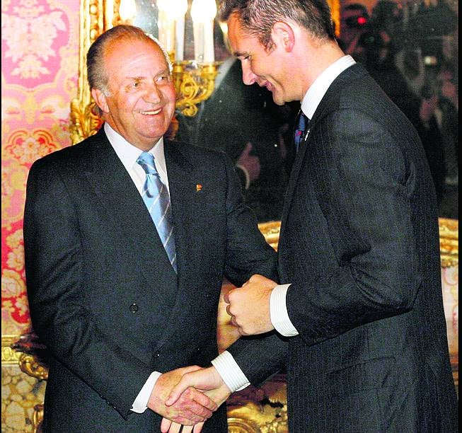 Con su suegro, el Rey Juan Carlos, en 2005. El 12 de diciembre de 2011 fue apartado de los actos oficiales de la Casa del Rey por su comportamiento «no ejemplar».