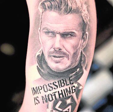 Un fan y su retrato de David Beckham en el brazo