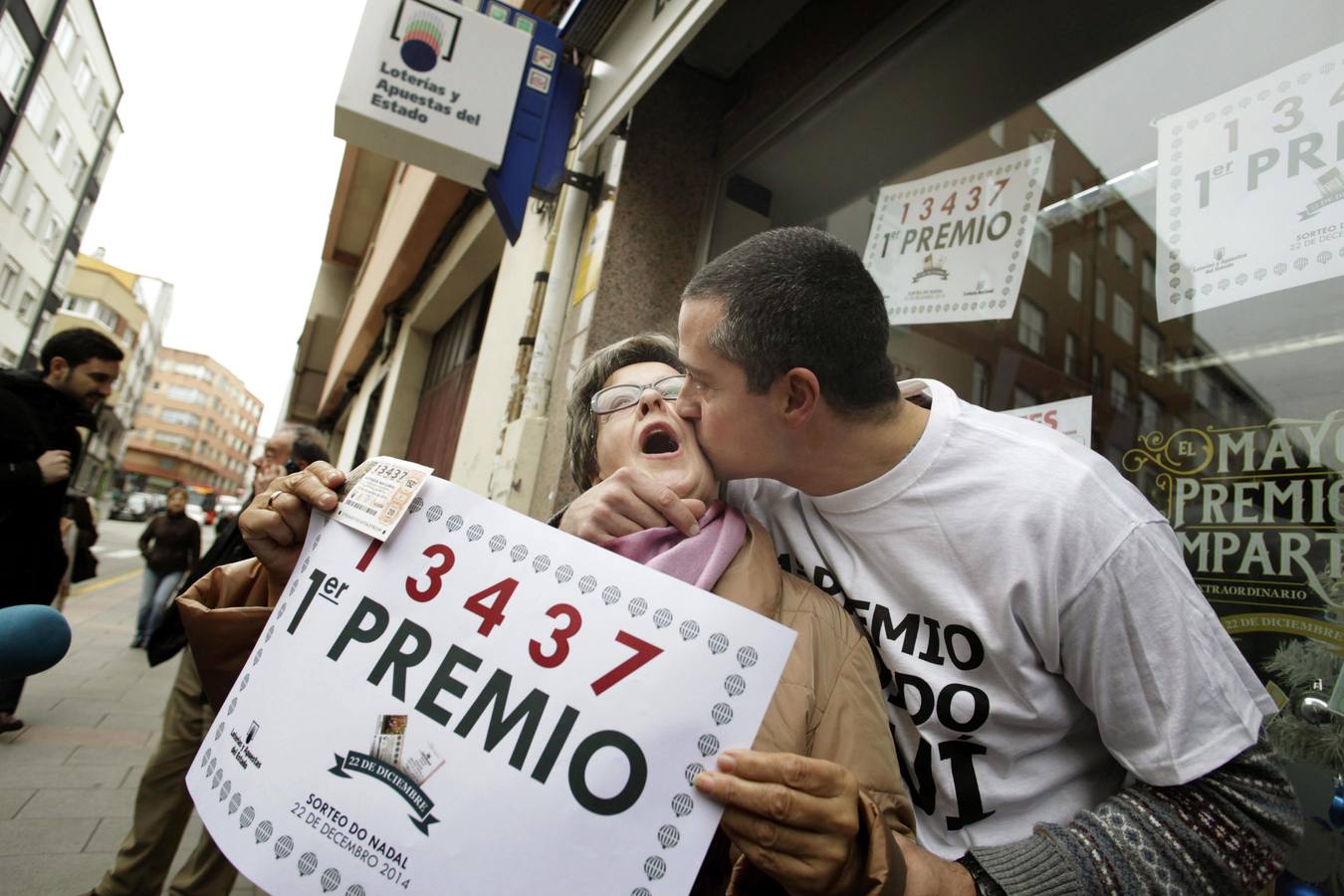 El Gordo (13437) bien vale un beso en La Coruña. 