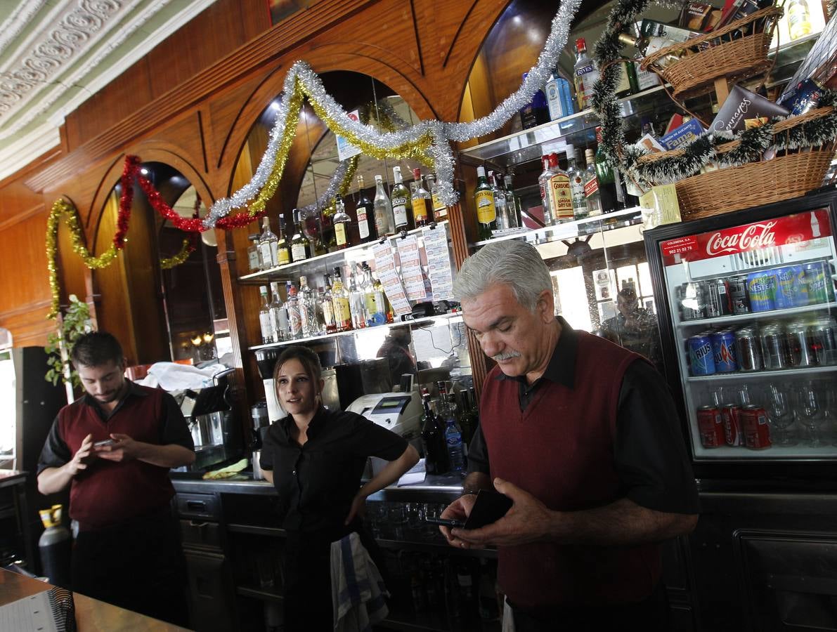 Segundo premio (92845) en la avenida del Puerto de Valencia. Casa Calabuig, el establecimiento donde se ha vendido una pequeña parte del Segundo premio de la Lotería de Navidad.