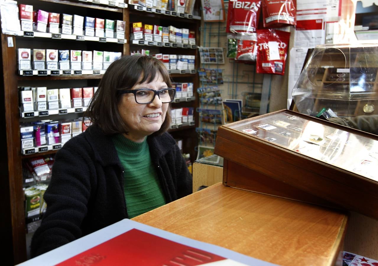 Segundo premio (92845) en la avenida del Puerto de Valencia. Casa Calabuig, el establecimiento donde se ha vendido una pequeña parte del Segundo premio de la Lotería de Navidad.
