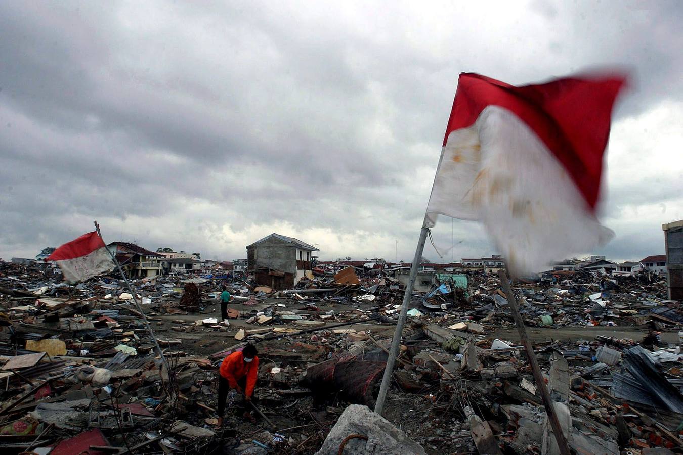 Buscando cadáveres entre los escombros el 2 de enero de 2005, en Banda Aceh, provincia de Sumatra (Indonesia).