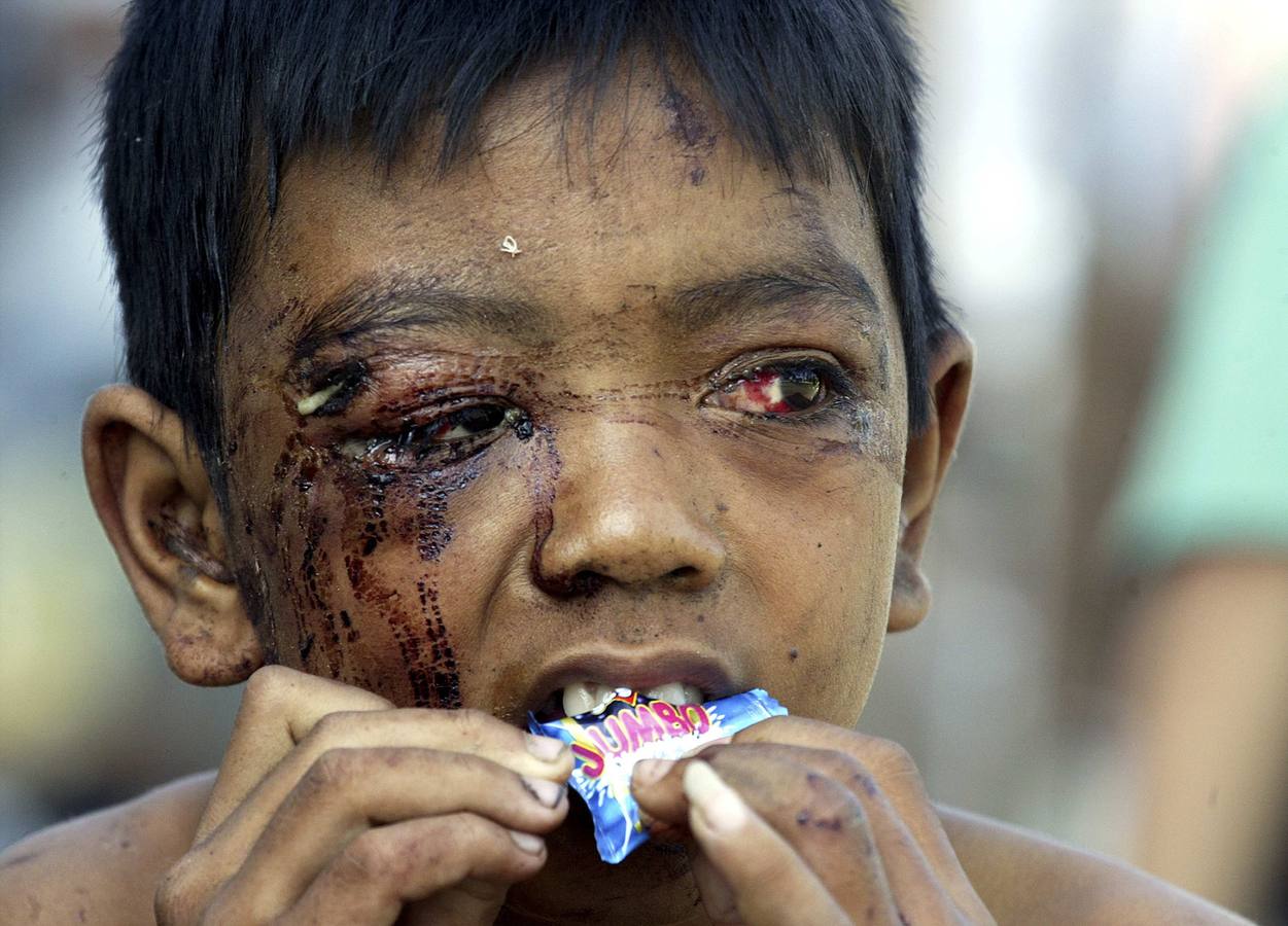 Un niño superviviente, en Banda Aceh, el 28 de diciembre de 2004.