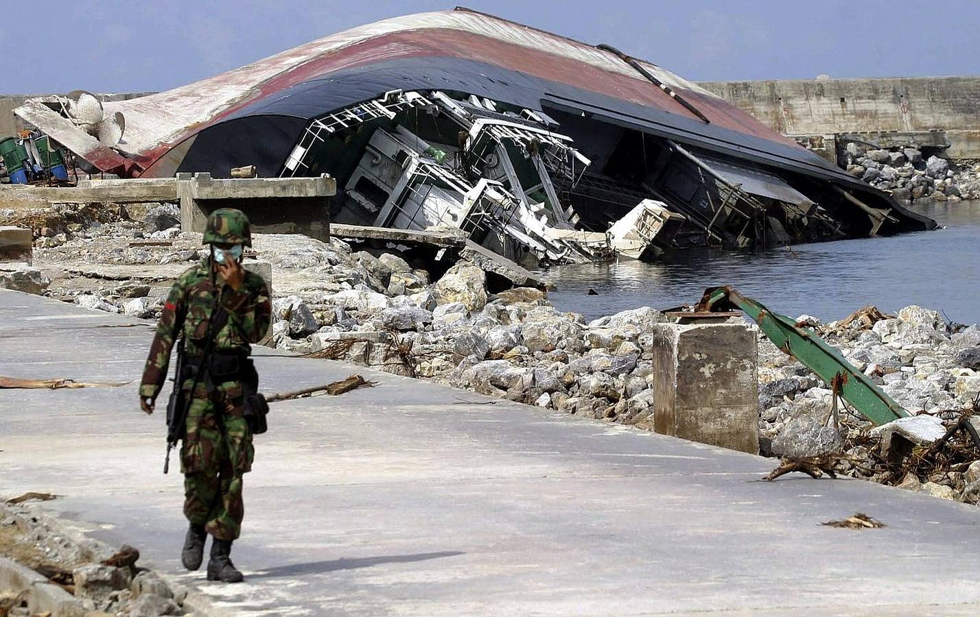 Un soldado, junto a un buque volcado en Lhonknga, a 40 km al suroeste de Banda Aceh (Indonesia).