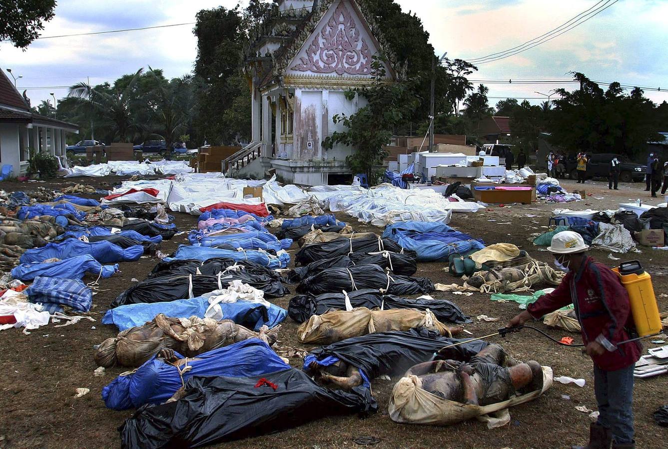 Rociando desinfectante sobre decenas de cadáveres junto al templo budista de Wat Lak Khan, en la provincia de Phang Nga (Tailandia) el 30 de diciembre de 2004.