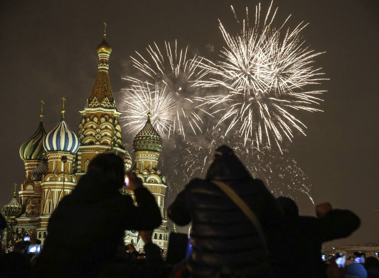 Moscú y sus fuegos artificiales. MOSCÚ (RUSIA). Fuegos artificiales iluminan la Catedral de San Basilio en Moscú (Rusia) durante las celebraciones de Año Nuevo en la Plaza Roja en Moscú (Rusia).