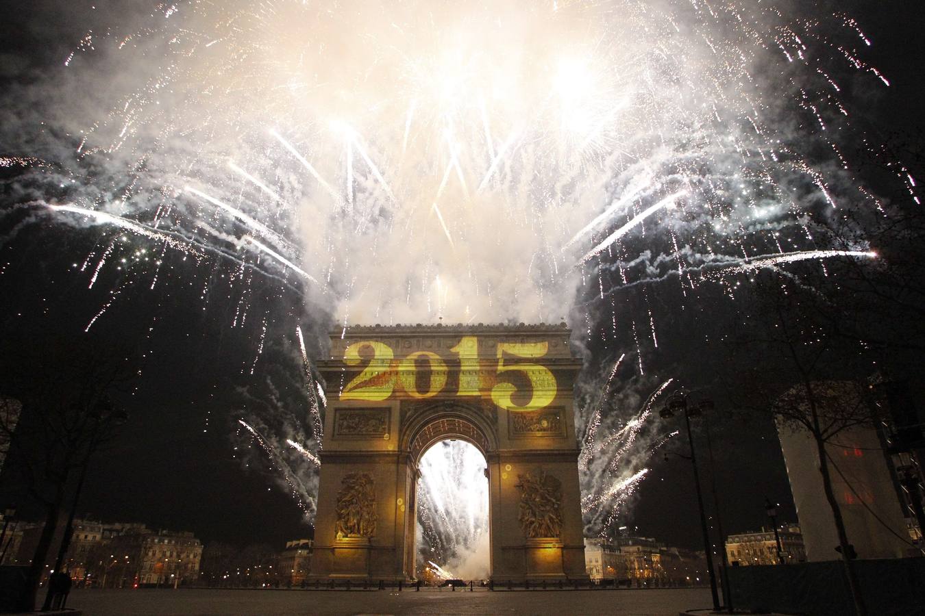 El Arco del Triunfo, escenario de lujo. PARÍS (FRANCIA). Fuegos artificiales e imágenes sobre el Arco del triunfo de París.