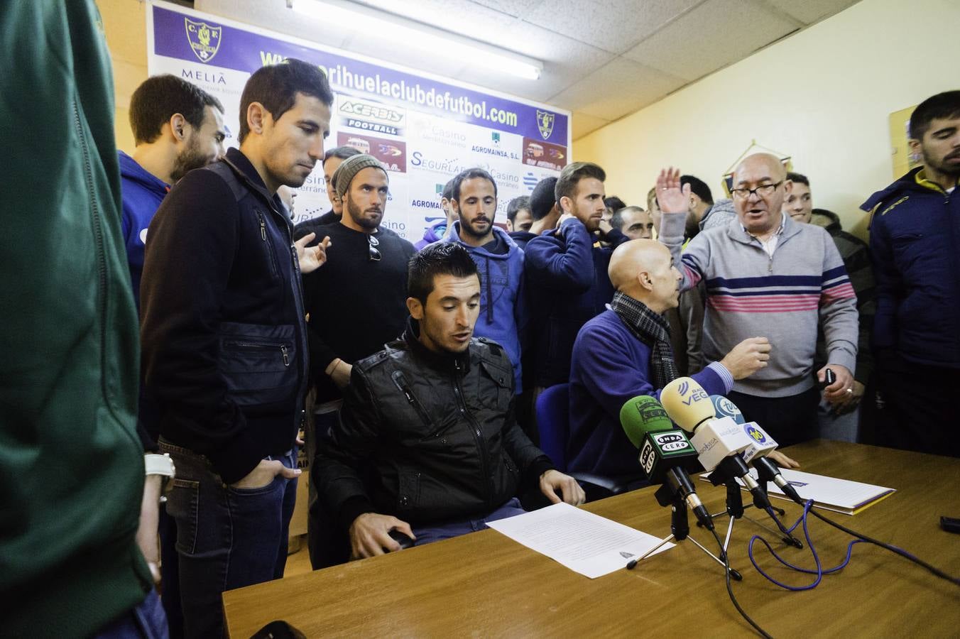 Los jugadores el Orihuela CF anuncian que seguirán jugando esta temporada